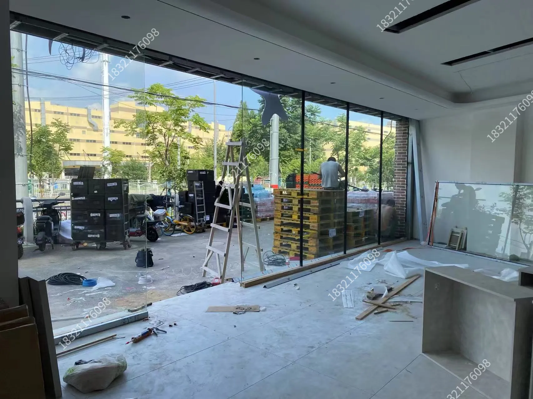 店面橱窗玻璃隔断 - 玻璃隔断